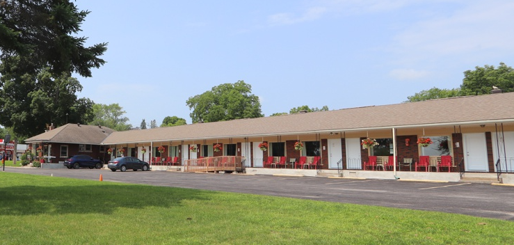 Exterior of Park Place Motel and Suites in Tweed, Ontario