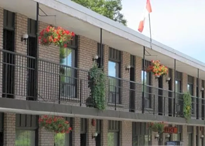 Exterior of Bancroft Inn and Suites in Bancroft, Ontario