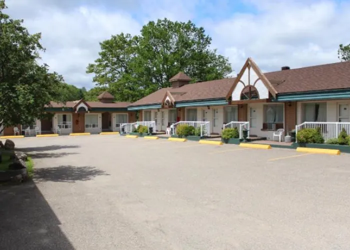 Exterior of Sword Inn Motel in Bancroft, Ontario